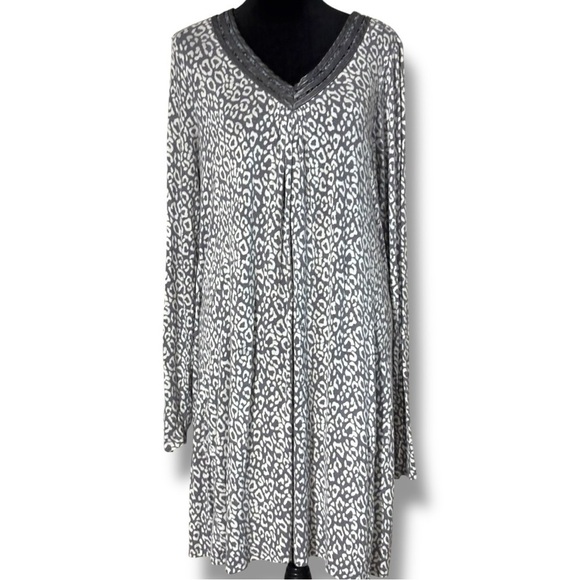 Apt. 9 Gray and White Leopard Print V-Neck Long Sleeve Loose Fit Mini Dress - Picture 2 of 14